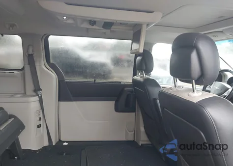 2010 Chrysler Town & Country Touring Plus z USA, uszkodzony, nr VIN 2A4RR8DXXAR320401